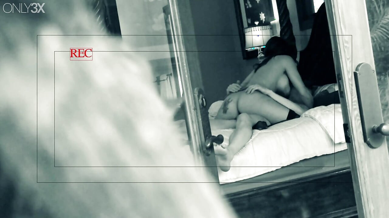 Raylene est une latina à forte poitrine en lingerie qui se fait baiser et arroser de sperme