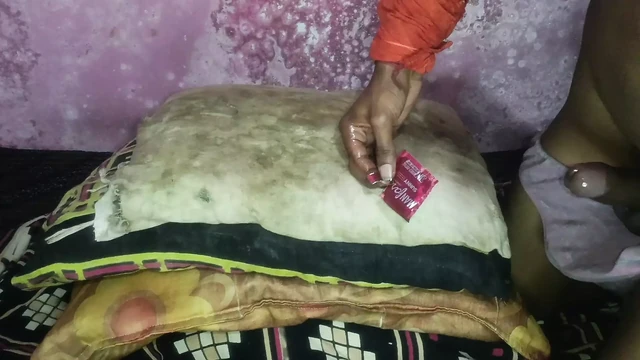 Padoshwali didi ko raat ko akele Ghar me condom laga k jam kar chudai ki.