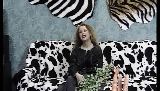 Посмотри, как эта немецкая крошка играет со своей киской на кастинге