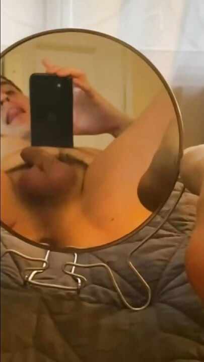 거울 앞에서 새 플러그와 윤활제로 장난치다가 정액을 쏟는 트윙크