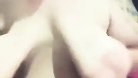 Bu kaltağın tokatlanması ve şaplak atılması gerekiyor burada sert bir eldiven boşalıyor sevdiği mmmm