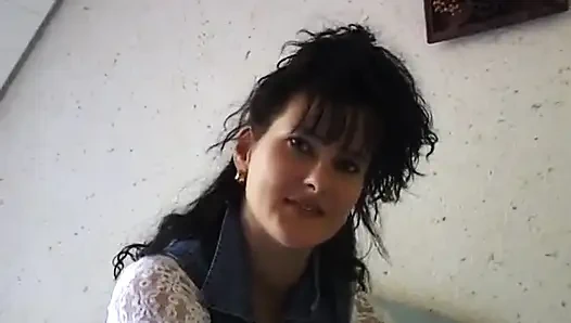 Brünettes schätzchen mit kleinen titten reibt ihre haarige muschi