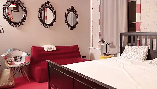 Невинная соседка по комнате говорит да ее первому тройничку с нами