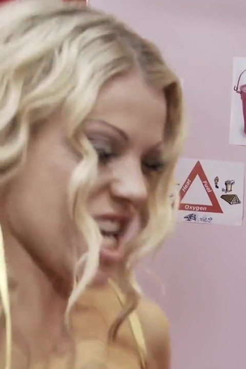 Ateşli kız birbirlerinin amlarını yalıyor ve sonra dildoyla derinden sikişiyor