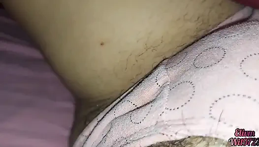 XXX дези играет между простынями со сводной сестрой