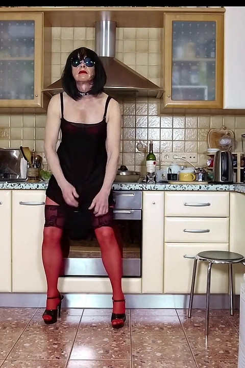 Najlonska sissy kurva Michelle kuha kasnu večeru i nastupa za pretplatnike web kanala