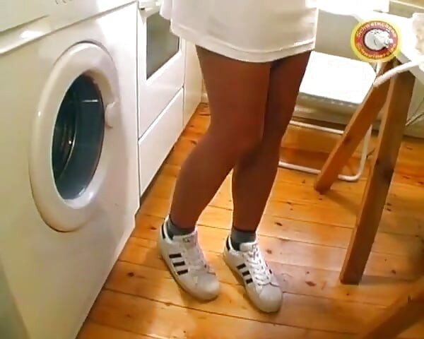 Almanya'dan gelen bu hatun bağlanıyor ve memelerinden sikiliyor