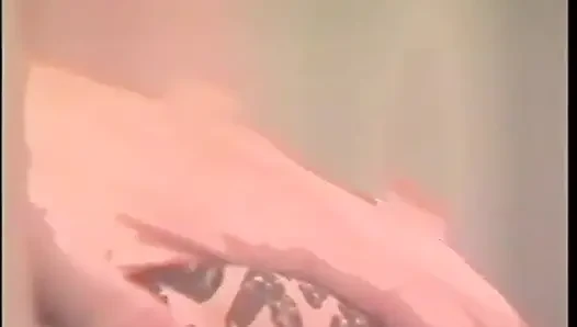 Cewek hot rambut pirang lagi asik nyepong kontol sampai dicrot di muka (video ini nggak ada audio tapi musik)