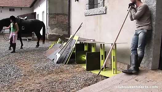 Lucy соблазняет стабильную руку