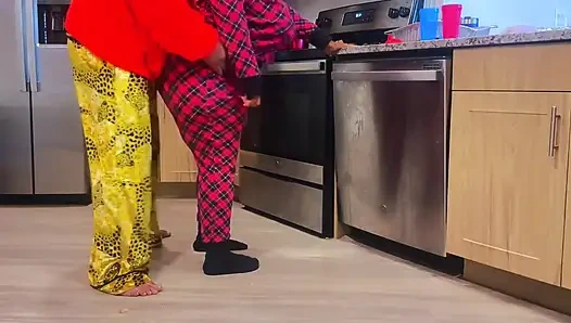 Cewek sange ini dientot habis-habisan di dapur