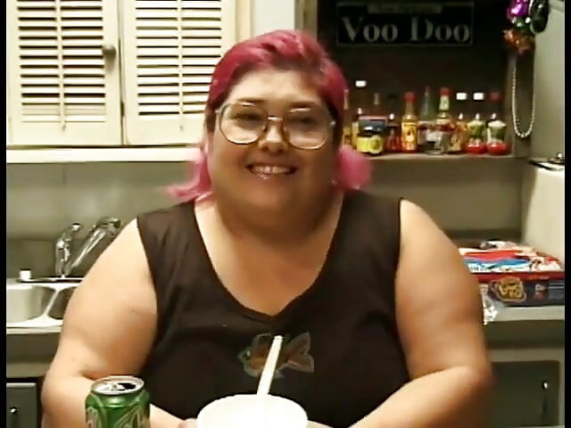 Găleată de untură obraznică cu păr roz SinDee Williams a pus un halter pe un tip frumos pe blatul ei de lucru