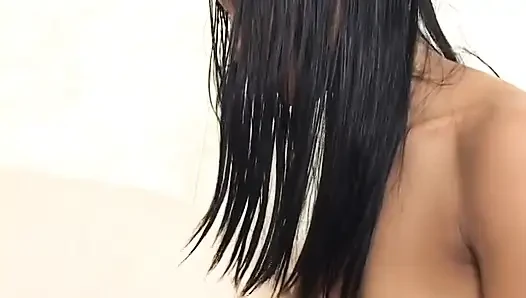 Lesbisches hottie mit natürlichen titten bekommt ihre muschi geleckt und dann mit einem strap-on gebohrt