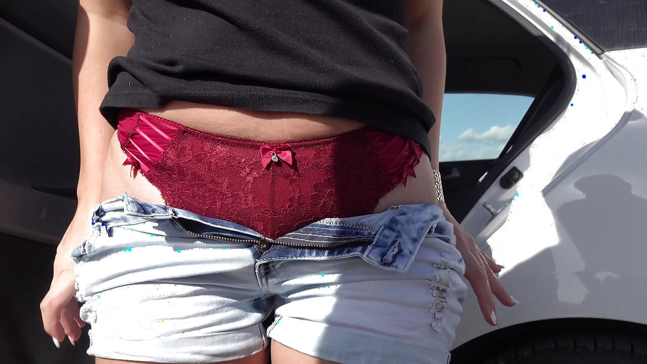 Redhead chick sucks big pecker in the car