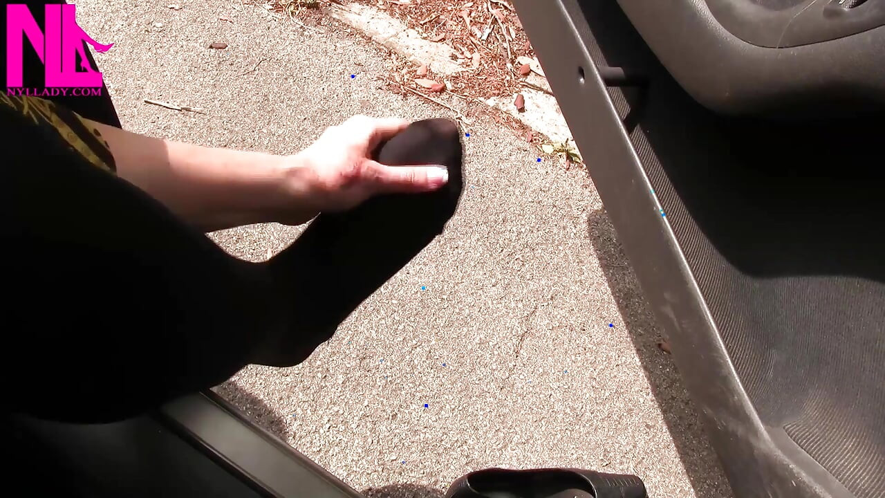 Masajeando y relajando mis pies ardientes