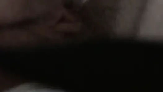 Üvey annemin sevgilisini sikdikten sonra dinlenmesini izliyorum, kıllı amına mastürbasyon yapıyorum.