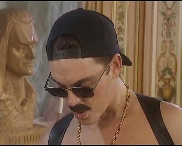 Esta é a gata loira perfeita da Alemanha que tem dupla penetração