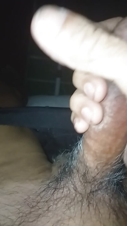 我对我的鸡巴玩得圆润又圆。哦，它射精了！