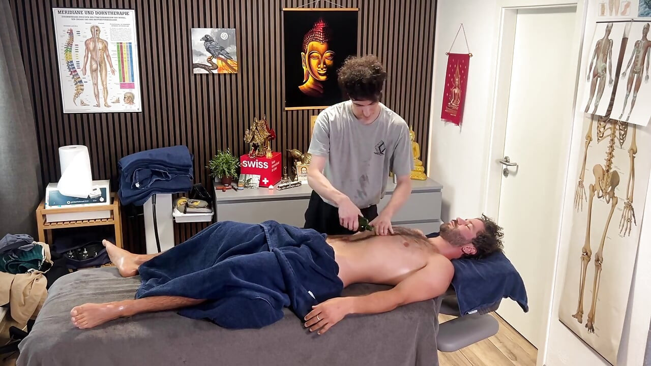 Hot Straight Guy Gets Handjob From Masseur