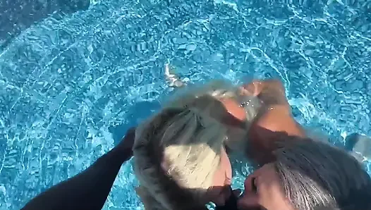 Seks threesome bareng si istri hot lora cross dan tatiana steele di pinggir kolam renang