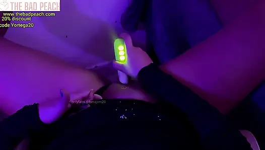 Ein junges Mädchen. Sie kam nach der Party mit einem starken Sexualtrieb und benutzte ihr neues Spielzeug, thebadpeach❤️