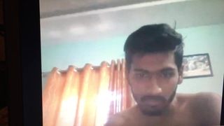 Peludo indio chico masturbándose 2