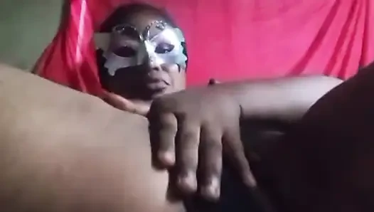 Schöne schwarze frau, die sich berührt