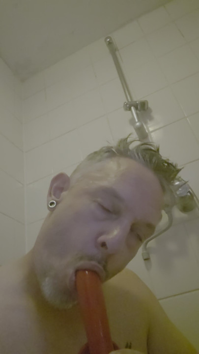 Boquete com dildo no banheiro