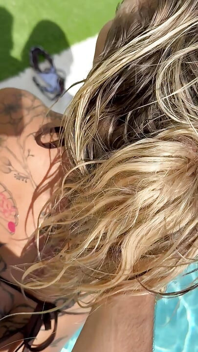 私の露出癖のある女性が、近所中の前でセックスしたいと言っています