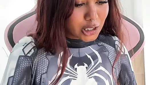 Küçük desi kız mia z mastürbasyon yapıyor ve hentai'ye tepki veriyor