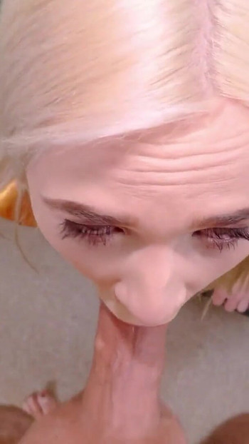 Ellie Shou yang kurus menelan air mani batang Toby Dari Punggungnya! | Klip 1