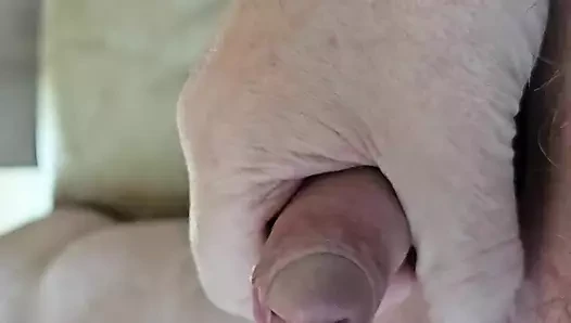 Orgazm olana kadar kanepede yatıyorum ve küçük yarağımı sıvazlıyorum