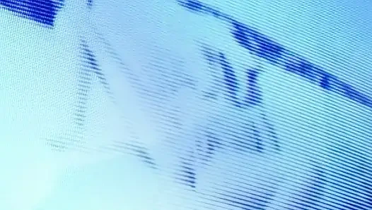 Dövmeli sarışın yatak odasında mavi gömlekli adam tarafından sert sikiliyor