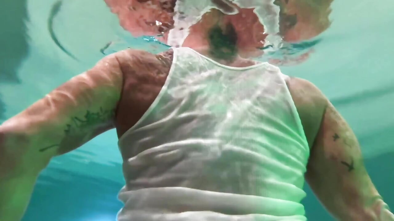 Amazon Kandy își flexează bicepsul masiv în piscina ei de la hotel