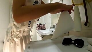 Getatoeëerde hete sexy vriendin in de badkamer verandert van slipje