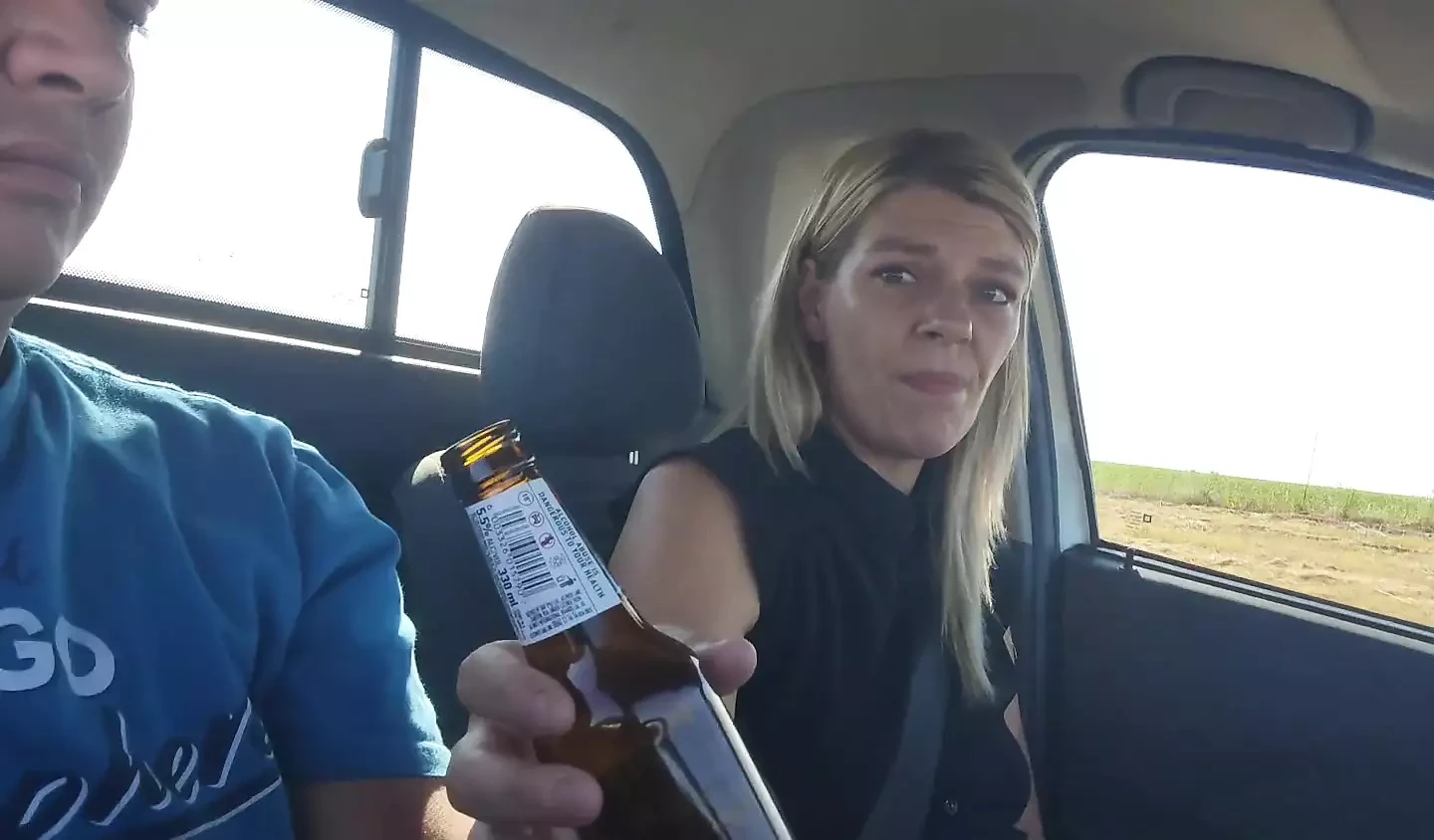 Prima muie a lui Sweet Tinder Date în timpul condusului
