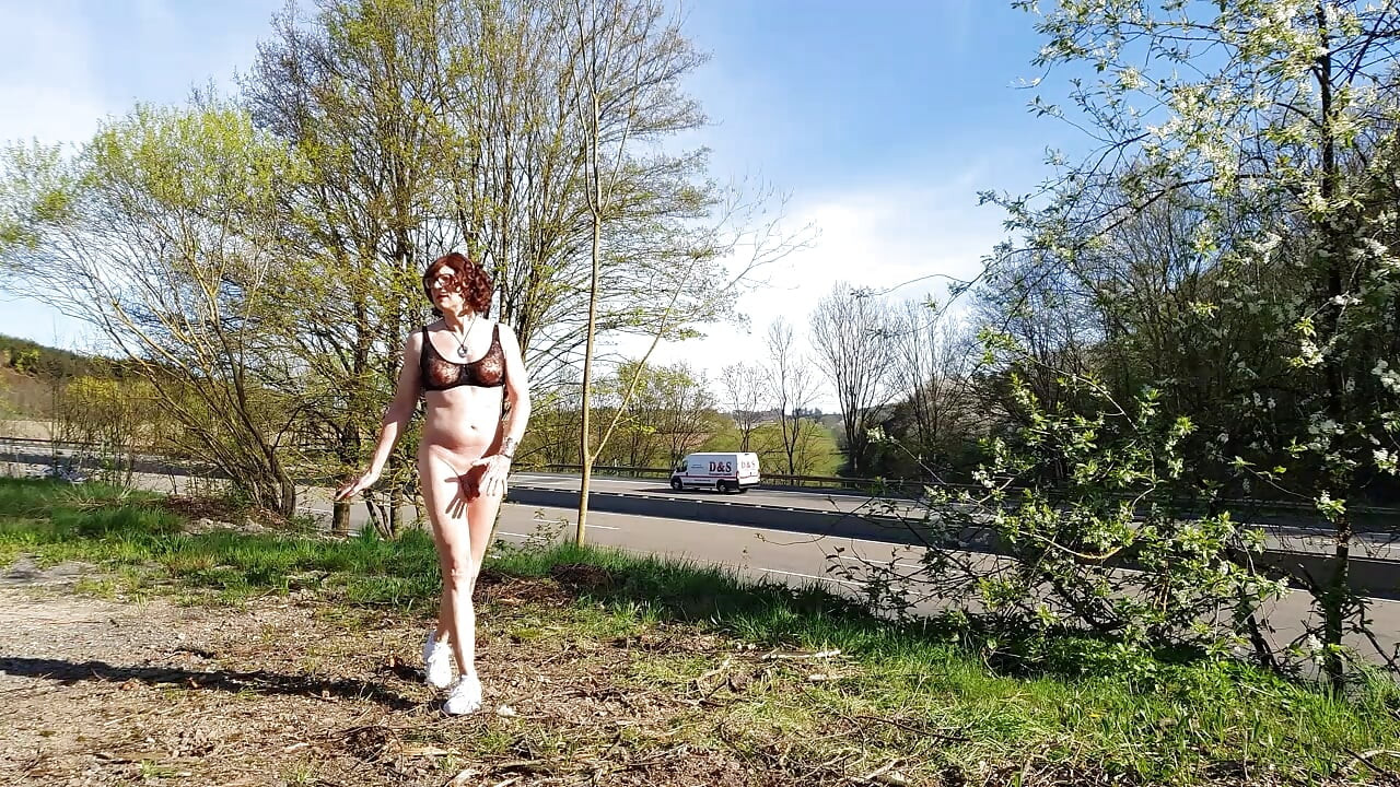 แก้ผ้าบนมอเตอร์เวย์