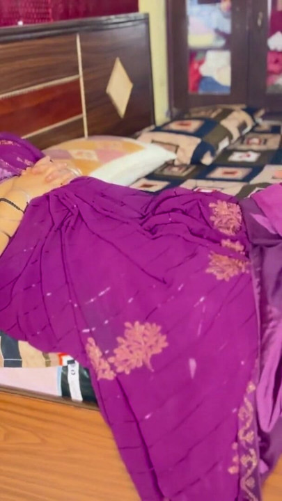 Jovem serva pegou sua amante gostosa sozinha em casa e a fez gemer | Clipe 1