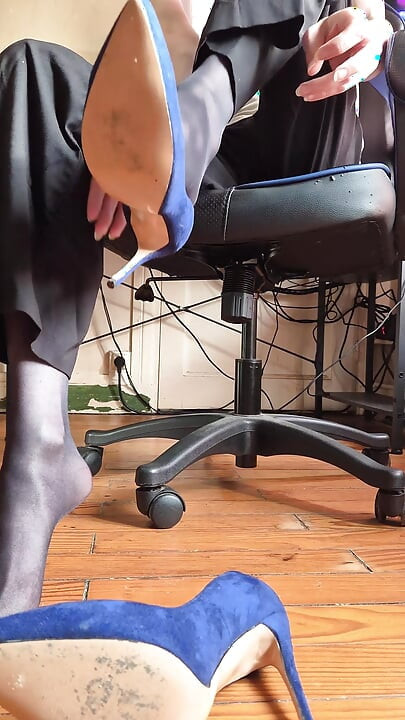 A sissy Claire brinca com um vibrador enquanto faz um footjob a um dildo