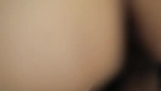 Indisches mädchen mit satin-tank top gefickt, bis sie in ihre vagina kam