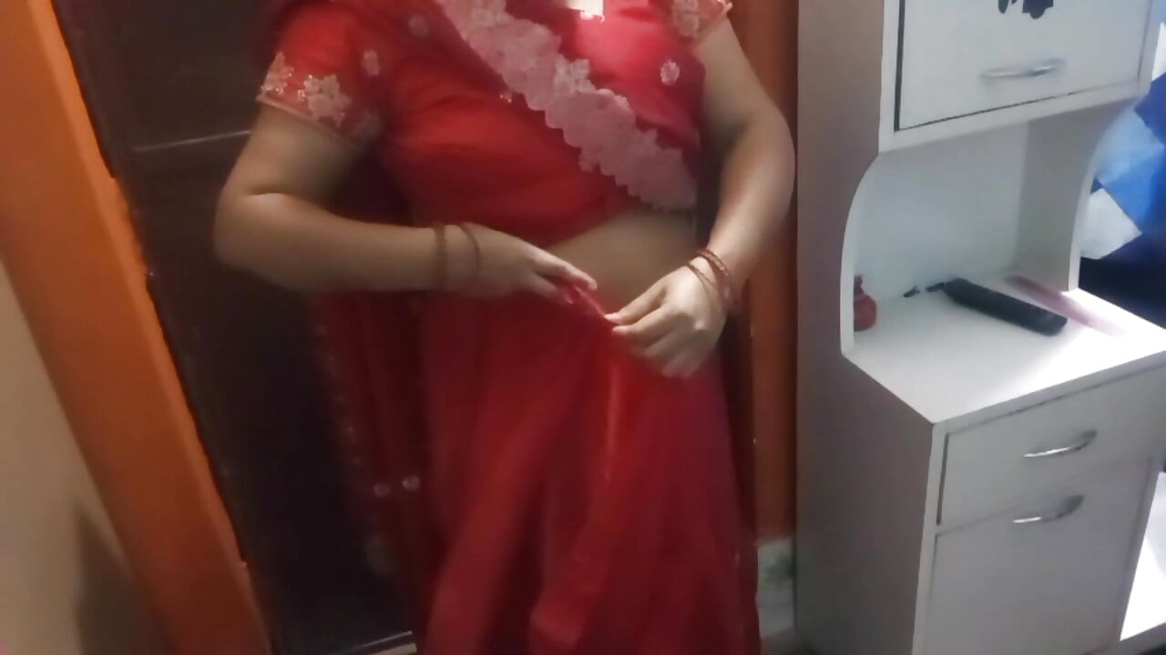 Vakker bhabhi som har på seg en vakker saree.