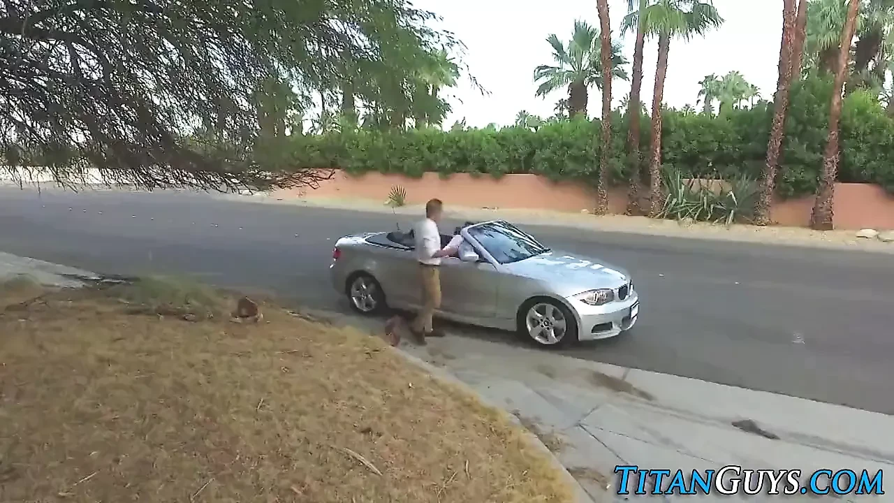 Un mec musclé dégouline