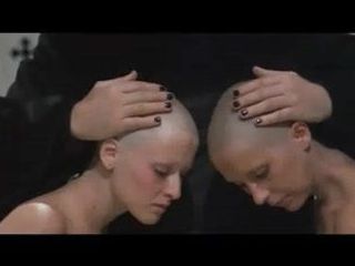 Scena golenia głowy