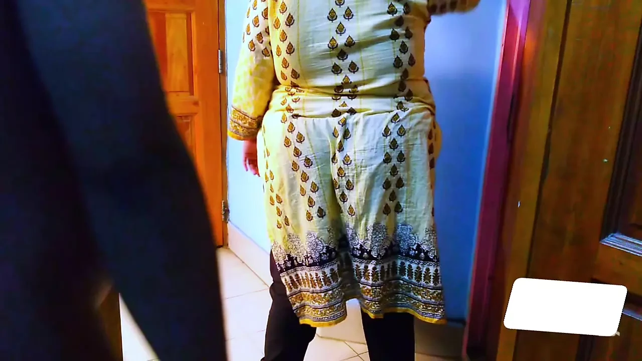 Indische moslim hete Desi moeder geneukt door stiefzoon toen ze zijn kamer aan het schoonmaken was