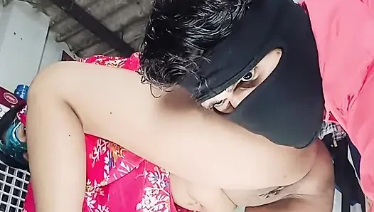 Göt amcık sikiyor yarak emiyor göğüslerini emiyor memeden süt emiyor ve domaltarak yarağa oturuyor ve doğrudan Hintçe seste yatıyor