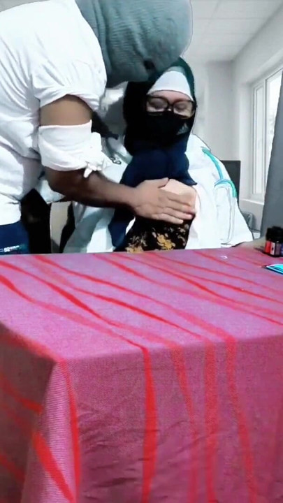 火辣德西醫生阿姨吸病人雞巴和美妙的狗狗式和大聲呻吟 新印度性愛 新德西性愛 | 短片 1