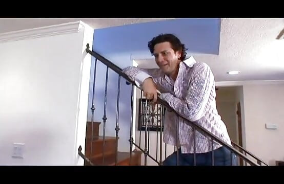 Jebanje sa seksi plavušom s velikim sisama u kuhinji