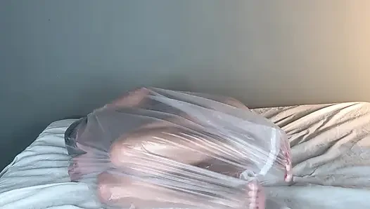 Çaresiz velet plastik içinde oynuyor