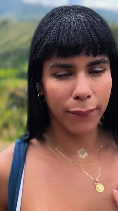 أجد فتاة لياقة بدنية بسيارتها المعطلة وآخذها إلى المنزل - POVLatinGirl | مقطع 1