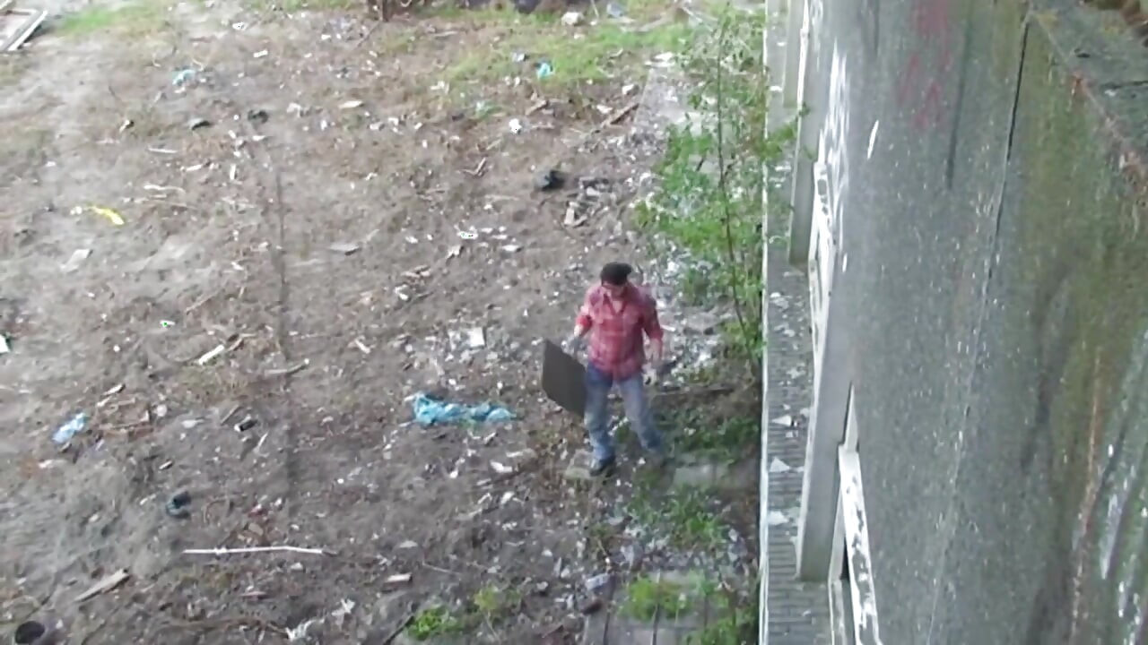 Terk edilmiş binada edepsiz kaltağı sikiyor