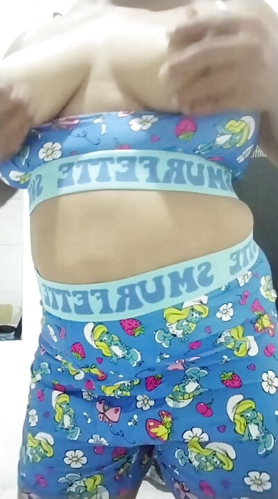 Sexy Filipijnse Milf, trillend, wrijvend en klappend op haar grote Smurf kont en kut